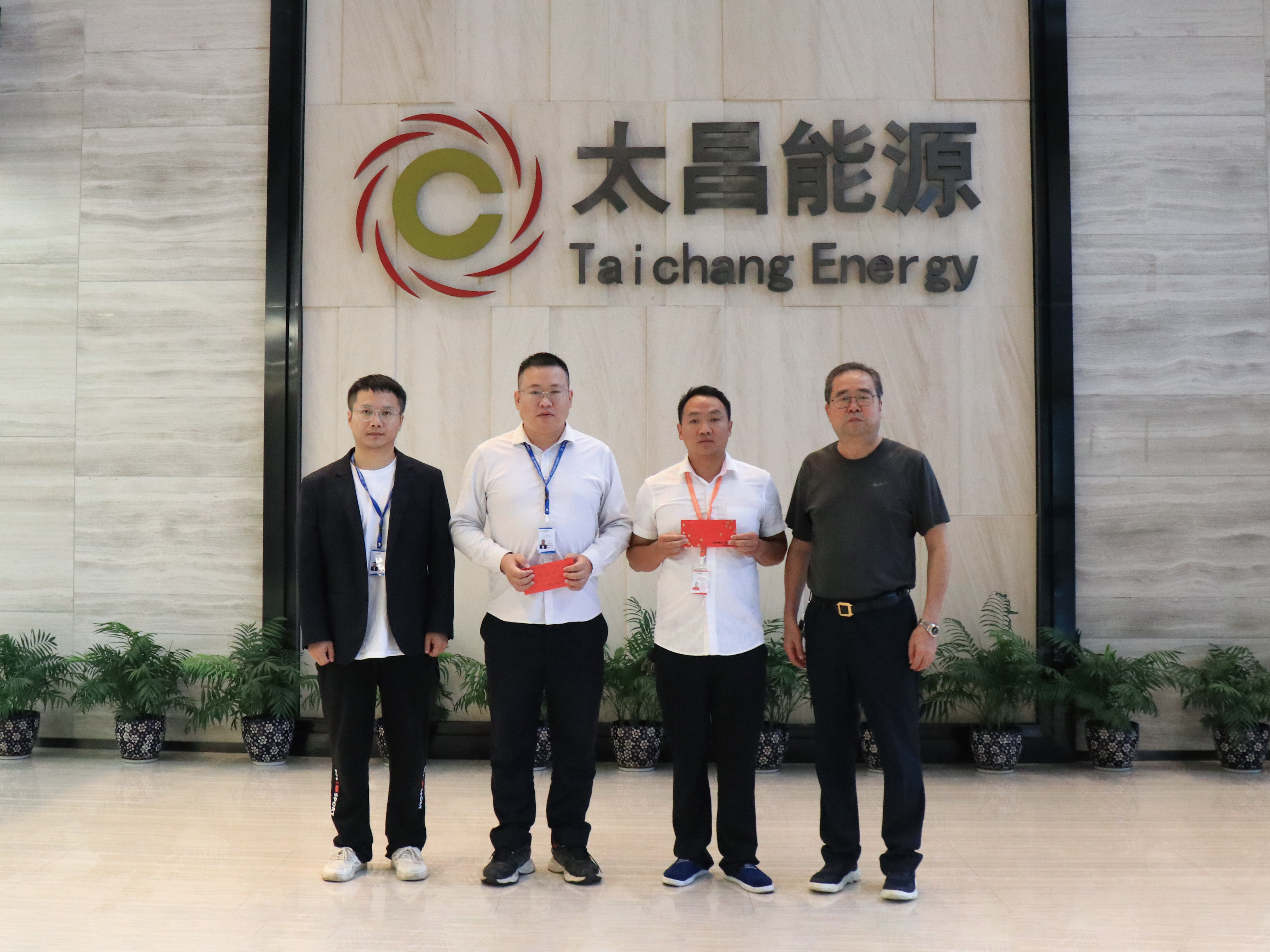 “端午佳節(jié)送溫暖 公司慰問暖人心”——瀘州太昌能源有限公司工會慰問困難干部活動